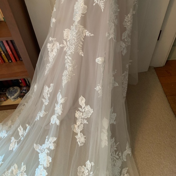 Maggie Sottero Greenley Wedding Dress size 4 (ivory over soft nude) - Picture 9 of 16